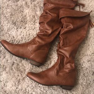 Women’s boots size 8.5 worn once. Like brand new